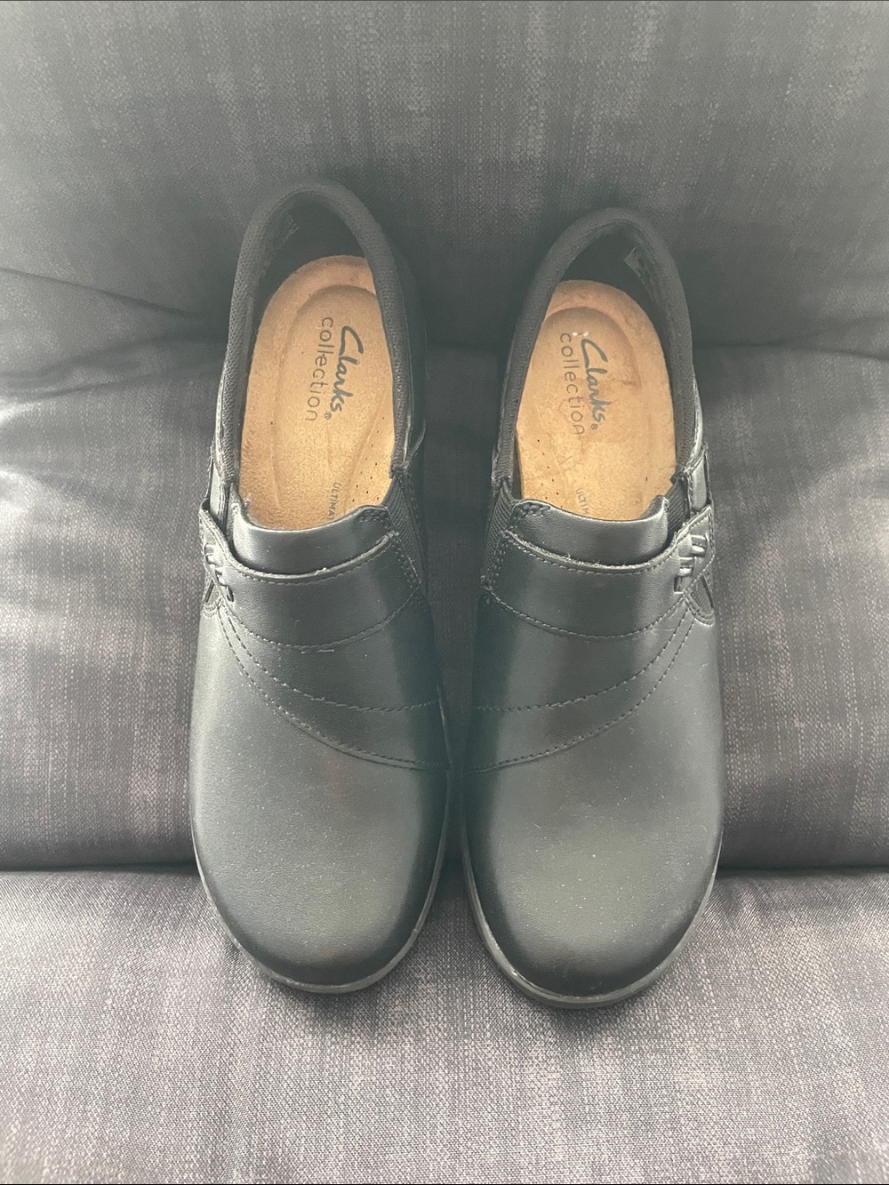 Clarks Black Ladies Slip-On Loafers Size 8m or 39